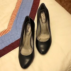 A very nice pair of black heels.